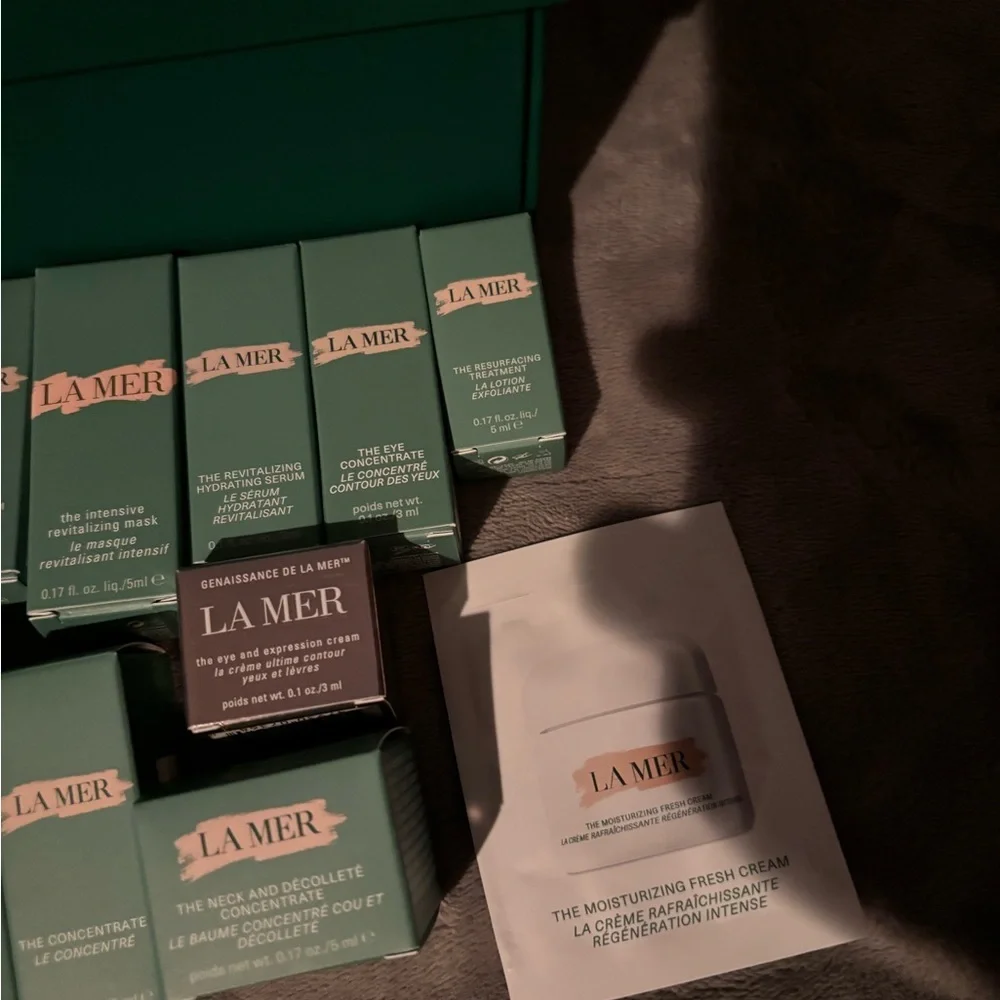 La Mer Skincare Collection with Teal Bag - Picture 5 of 7